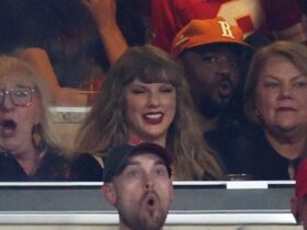 Taylor Swift Supports Travis Kelce at Chiefs Game With Mom Andrea and Donna Kelce