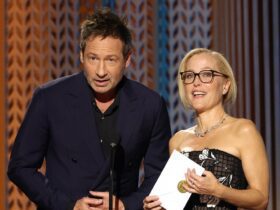 SAG Awards: Gillian Anderson and David Duchovny Reunite for ‘X-Files’ Jokes