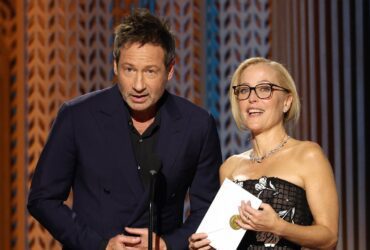 SAG Awards: Gillian Anderson and David Duchovny Reunite for ‘X-Files’ Jokes