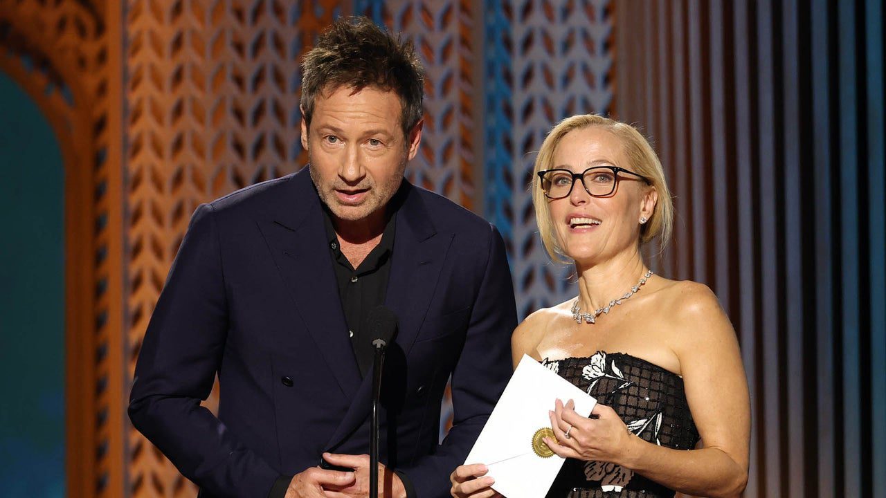 SAG Awards: Gillian Anderson and David Duchovny Reunite for ‘X-Files’ Jokes